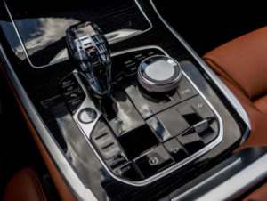 роскошный автомобиль BMW X7
